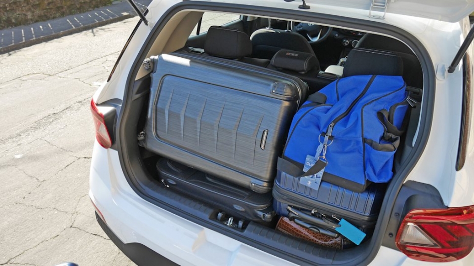 `외신도 깜놀`, 현대차 소형 SUV '베뉴’ 트렁크 6개 싣기 성공!