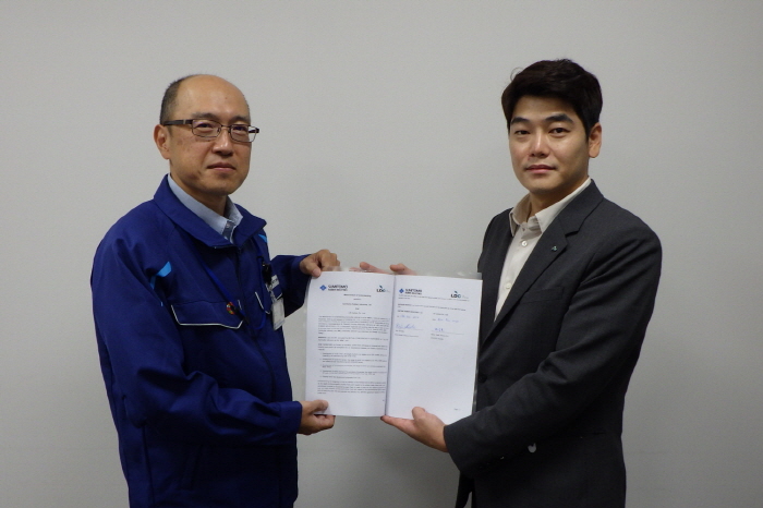 Keiji Ikeda 스미토모고무공업 General manager(왼쪽)과, 백성문 엘디카본 대표이사(오른쪽)가 지난달 18일 열린 업무 협약식에 참석했다.