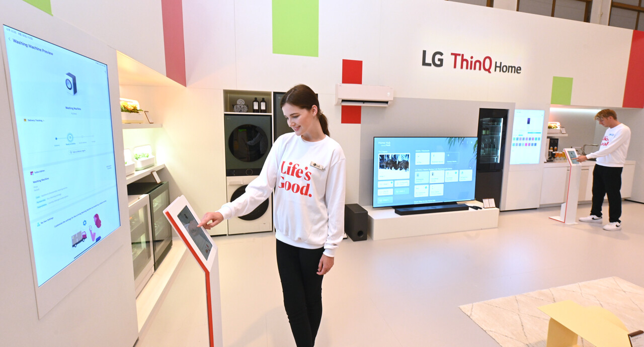 모델들이 LG 씽큐 홈(ThinQ Home) 전시 공간에서 LG UP가전과 구매단계부터 다양한 고객 니즈에 맞춘 초개인화 가전인 LG UP가전 2.0을 소개하고 있다.