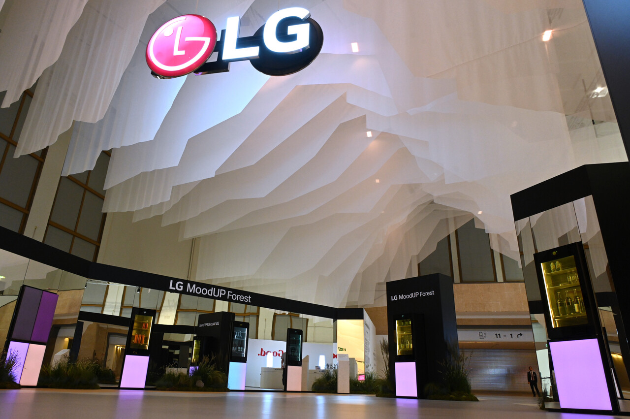 사진은 유럽 라이프스타일에 맞춘 상냉장 하냉동 2도어 무드업 냉장고 신제품이 전시된 'LG 무드업 포레스트(LG MoodUP Forest)'  전경.