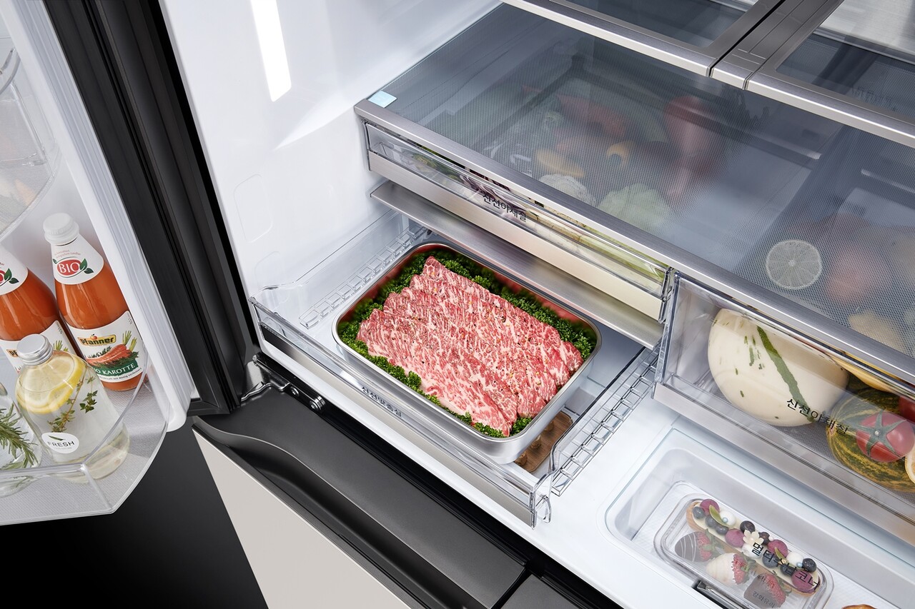 육류소프트프리징: LG 디오스 상냉장 하냉동 냉장고 신제품의 '신선맞춤실'에 '육류 소프트 프리징 모드'가 적용된 연출 이미지