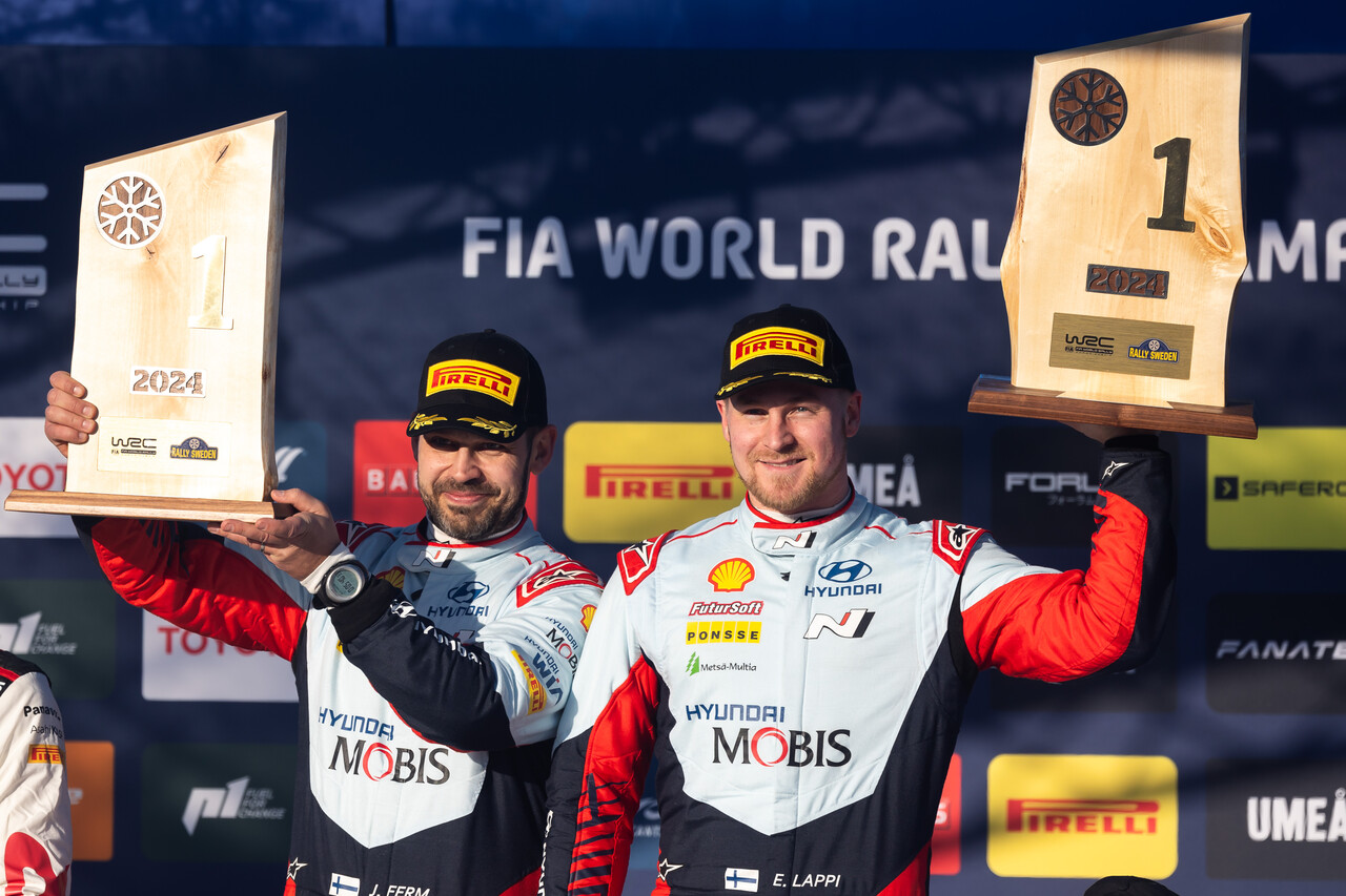 2024 WRC 스웨덴 랠리에서 우승한 현대 월드랠리팀 에사페카 라피(오른쪽)와 코드라이버 얀 펌이 트로피를 들고 기뻐하는 모습
