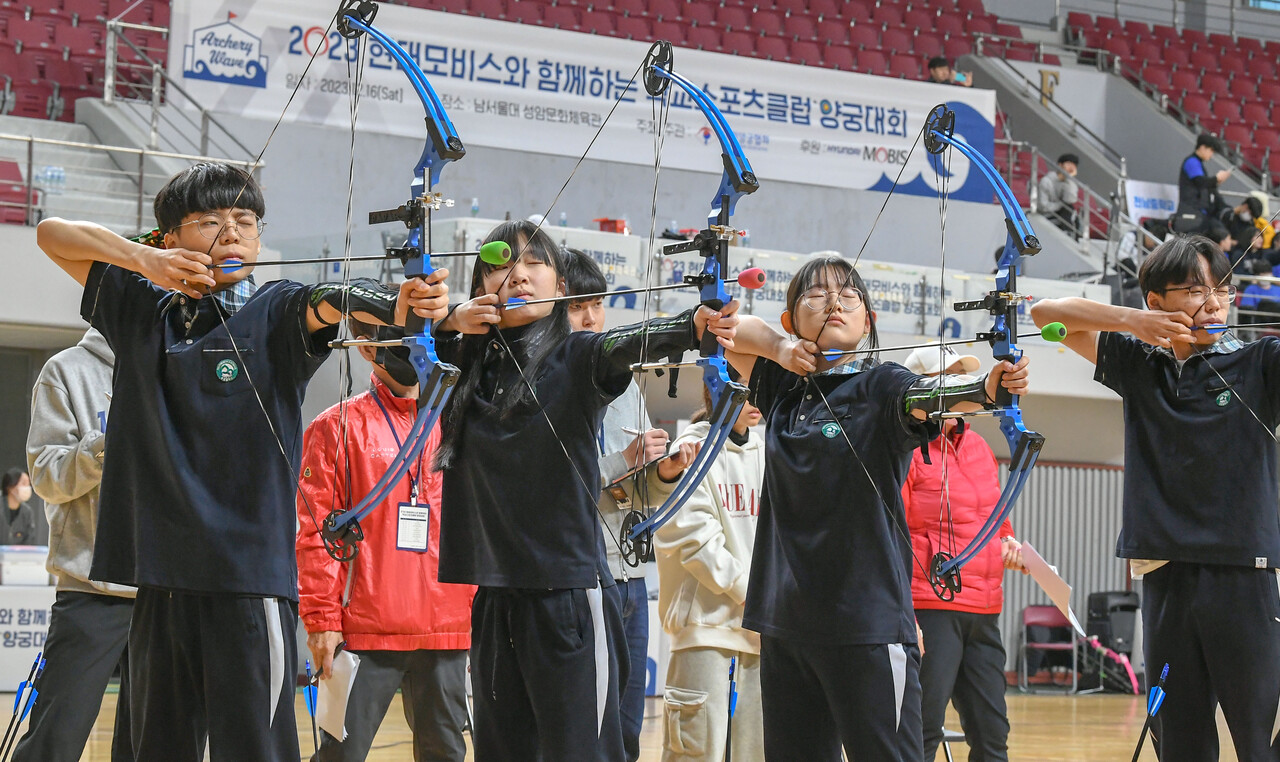 현대모비스가 지난해 12월 충남 천안 남서울대학교에서 개최한 ‘학교스포츠클럽 양궁대회’에서 참가 학생들이 진지한 모습으로 활시위를 당기고 있다.