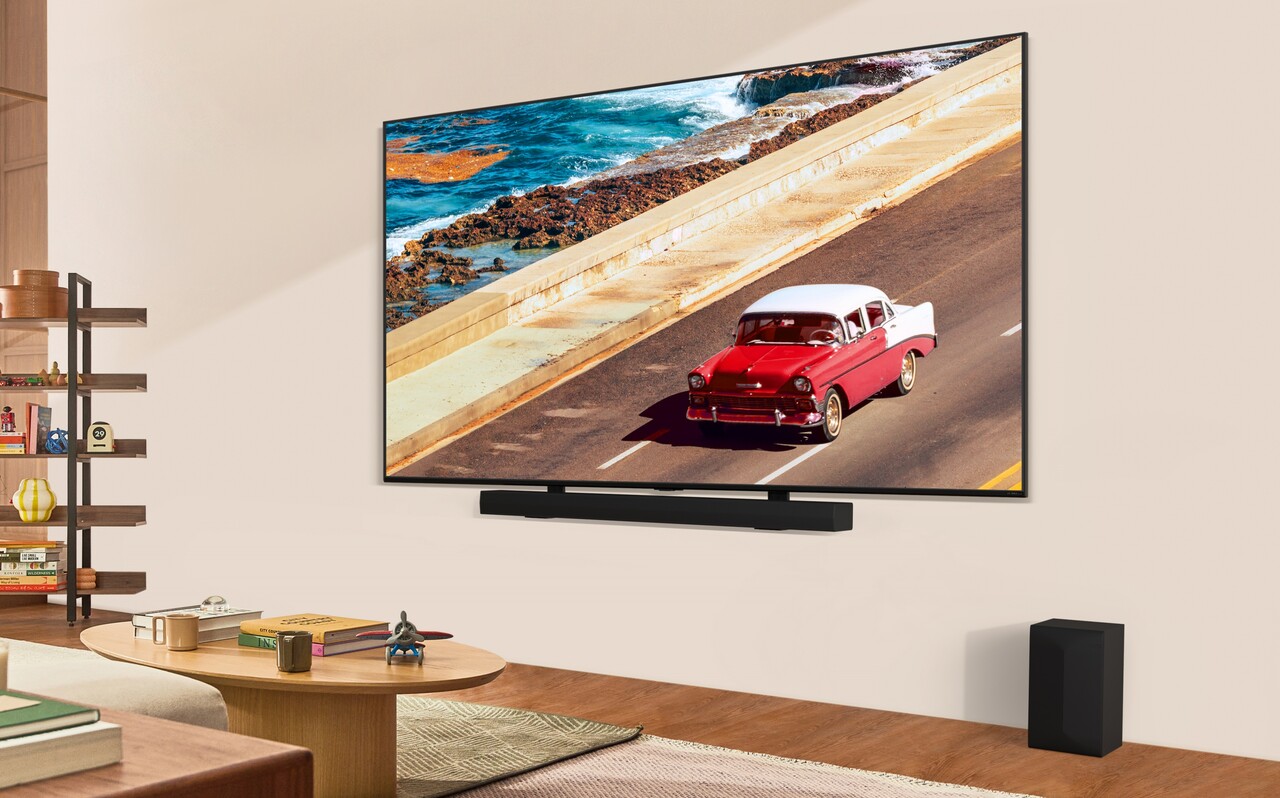 인공지능(AI)으로 구현한 풍부한 입체 사운드는 물론, 프리미엄 LG TV에 기능과 디자인을 꼭 맞춘 2024년형 LG 사운드바를 출시한다. 사진은 프리미엄 LCD TV인 LG QNED TV와 마치 하나의 제품처럼 잘 어울리는 LG 사운드바 ‘S70TR’