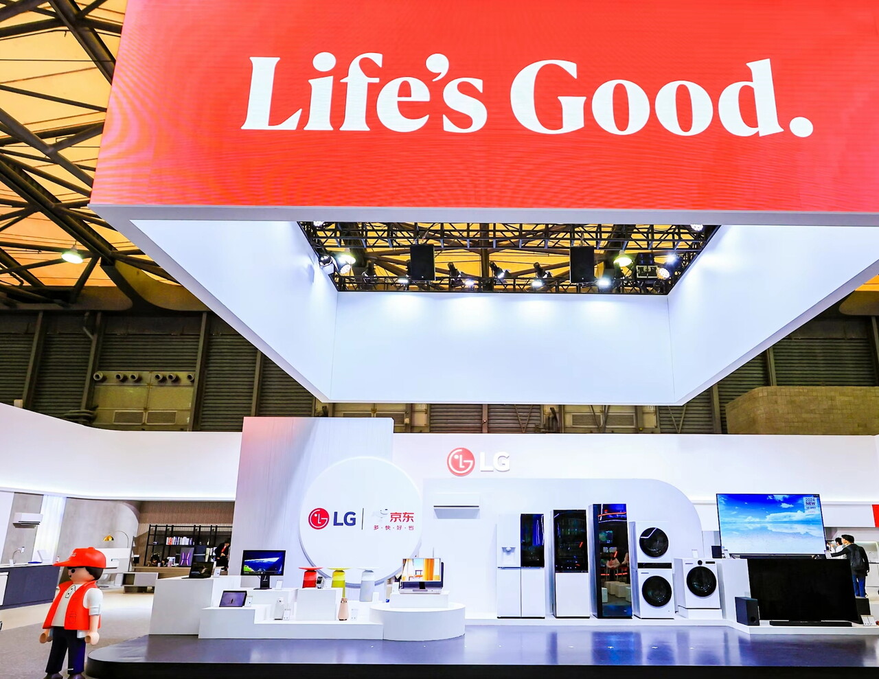 LG전자가 중국  최대 가전 박람회인 AWE 2024에 참가해 프리미엄 제품과 YG 고객을 겨냥한 제품을 대거 선보였다.