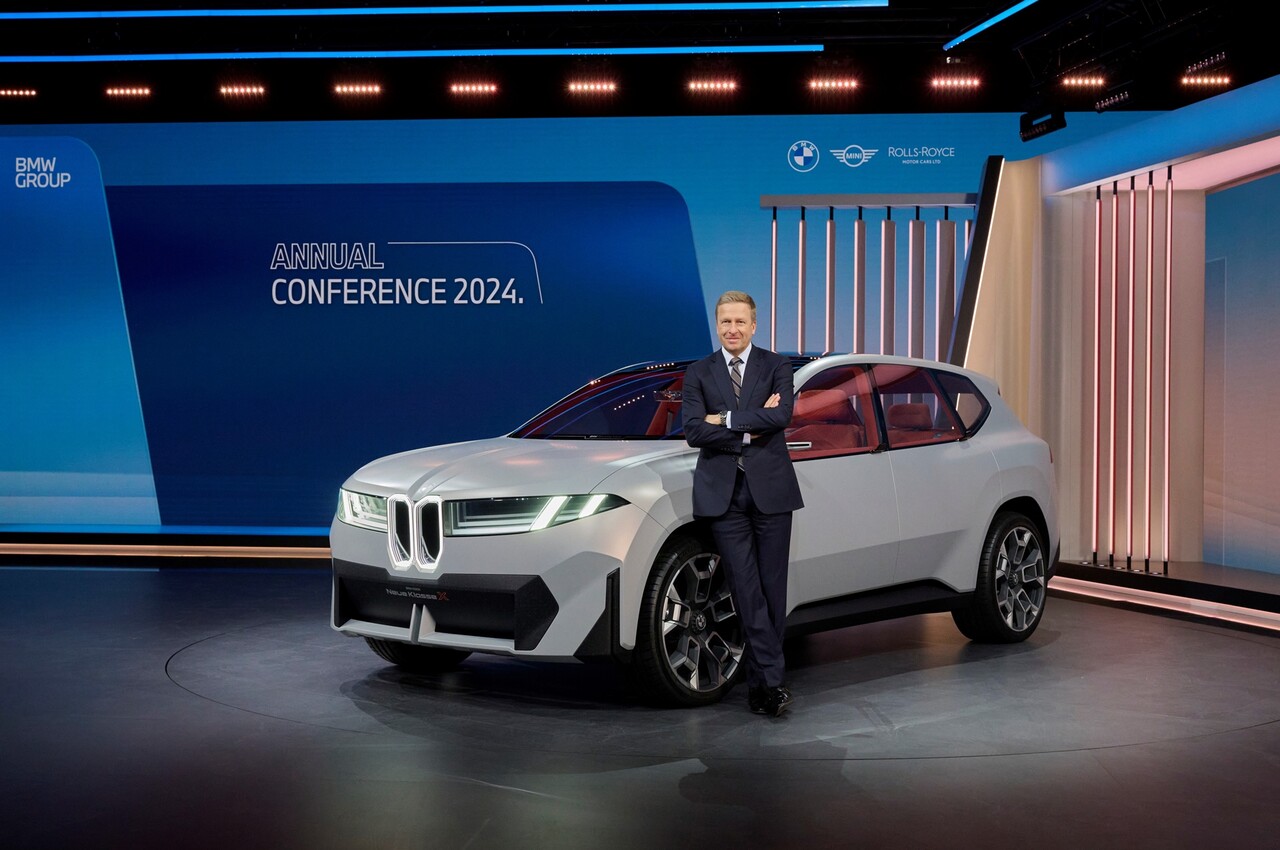 BMW 그룹의 2023년 실적 및 미래 전략을 발표하는 올리버 집세 BMW 그룹 회장