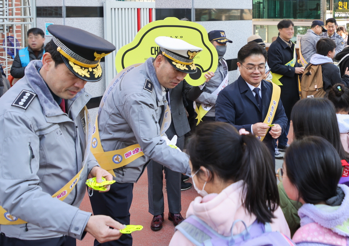 왼쪽부터 서울강남경찰서 김동수 서장, 교통관리계장 이상범 경감, 볼보자동차코리아 이만식 전무