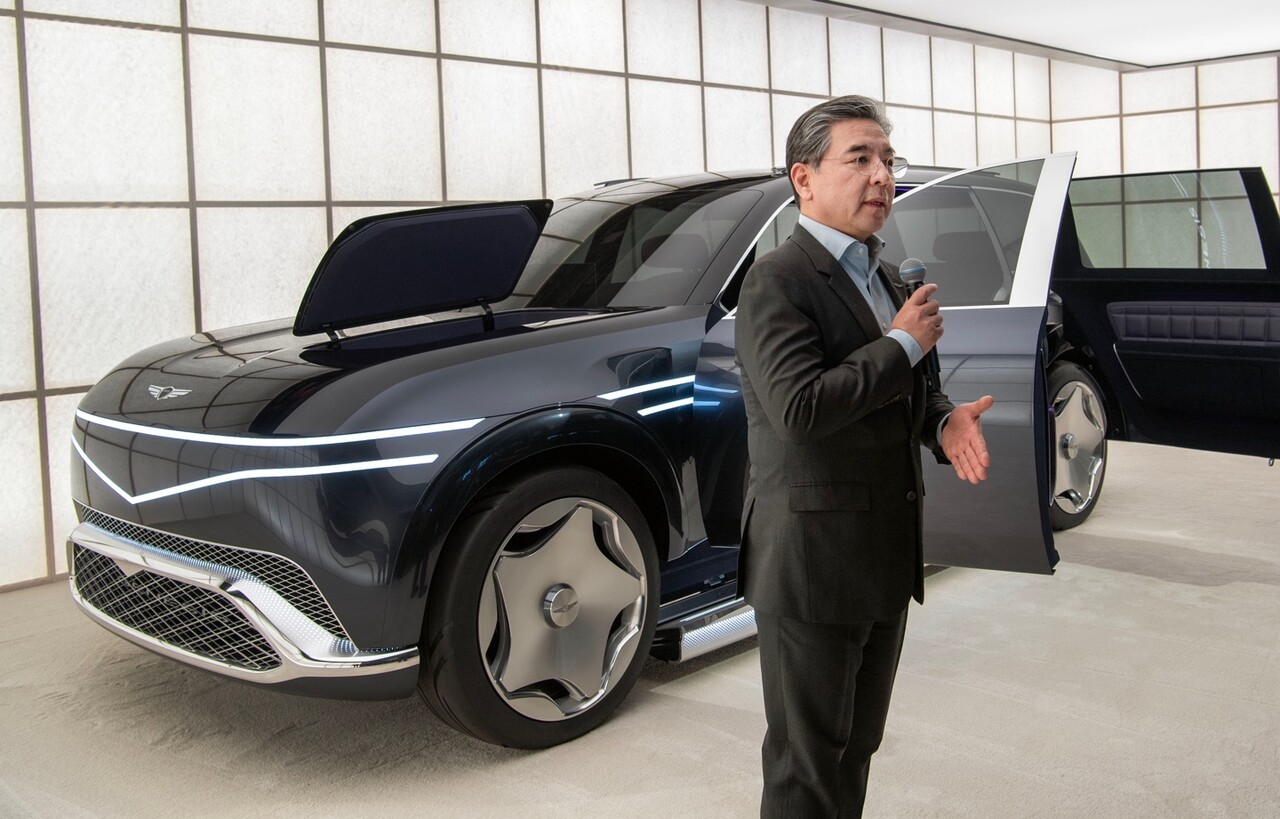 장재훈 현대차 사장이 제네시스 초대형 전동화 SUV ‘네오룬’ 콘셉트를 설명하고 있다.