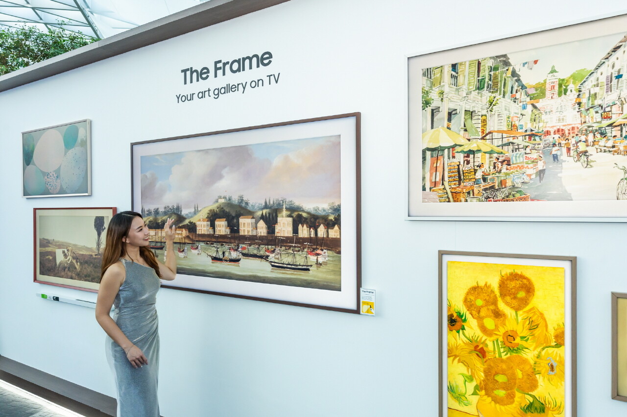 삼성전자 모델이 더 프레임에 전시된 근대 싱가포르 미술작품을 살펴보고 있다.