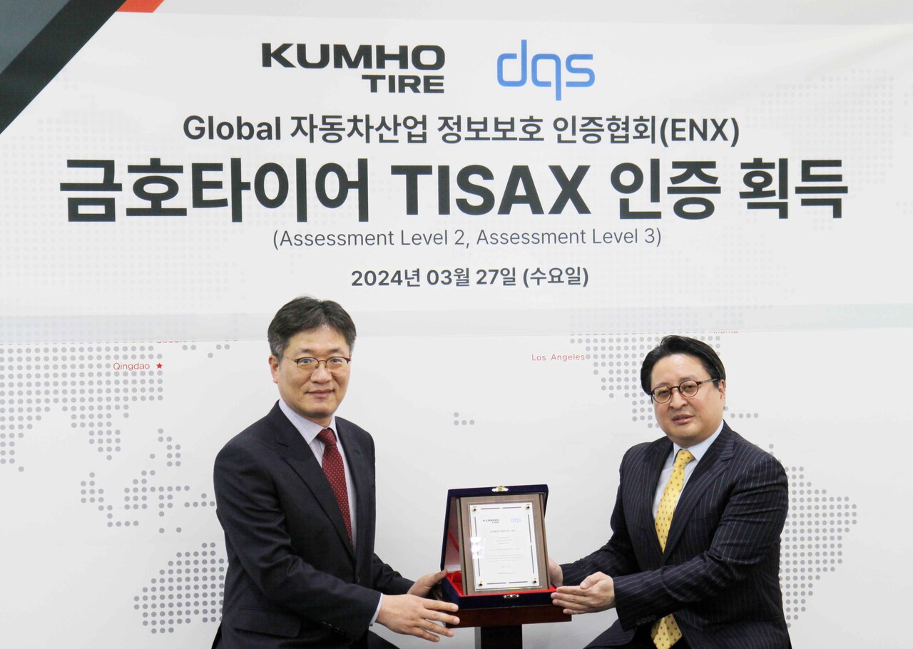 지난 27일 서울 광화문 금호타이어 본사에서 (사진 왼쪽부터) 금호타이어 임완주 경영기획본부 전무와 TISAX 평가기관 DQS코리아 지신명 대표가 참석한 가운데 TISAX 수여식이 열렸다.
