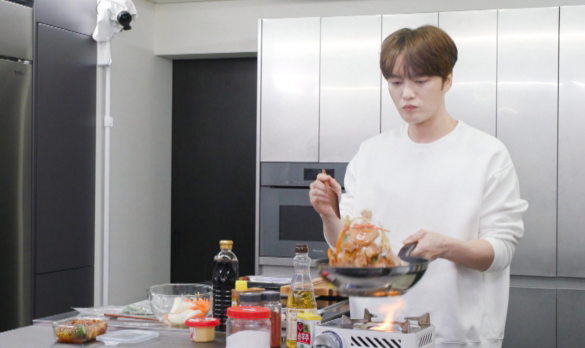 <b>김재중</b>, 요리 <b>금수저</b>? "난 <b>감자탕집</b> 아들"(편스토랑)