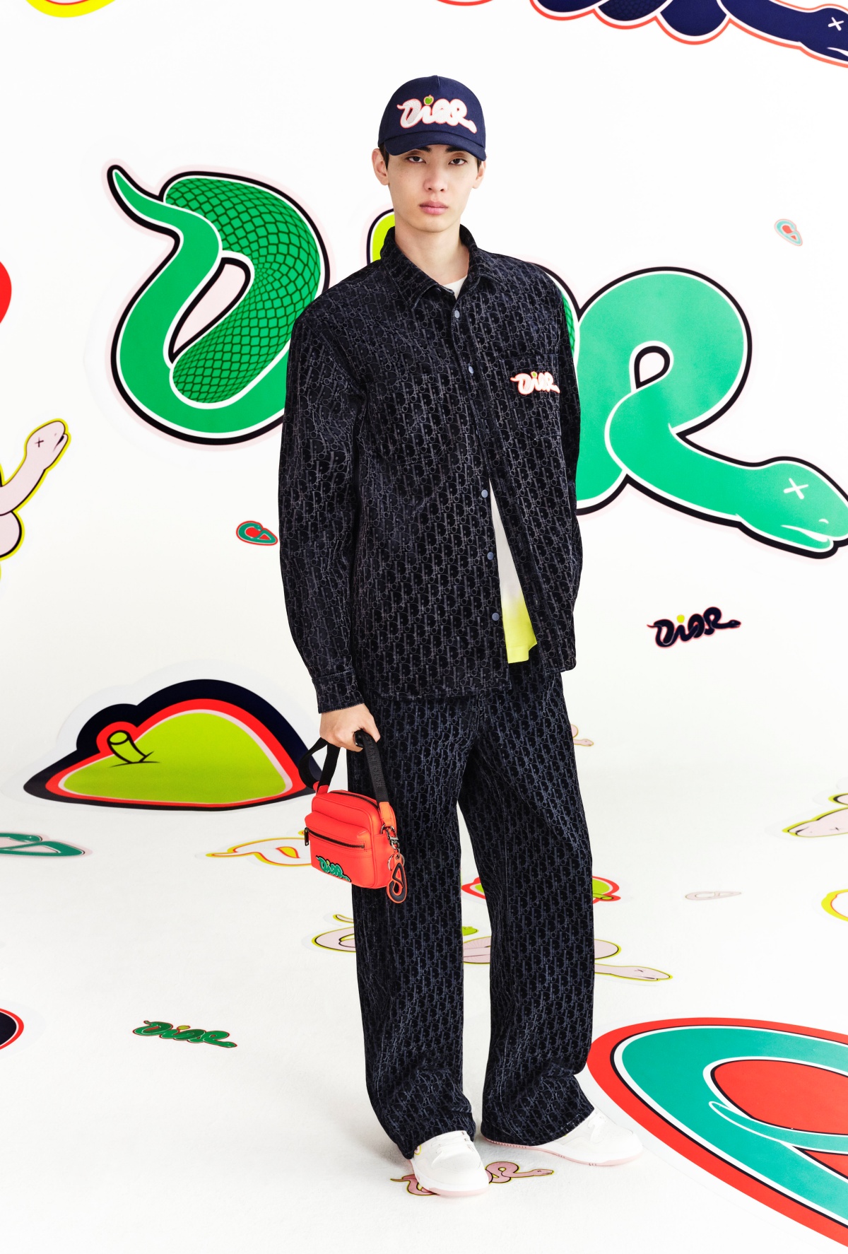 디올, 을사년 맞아 'DIOR X KAWS' 캡슐 컬렉션 공개 < 라이프 < 기사