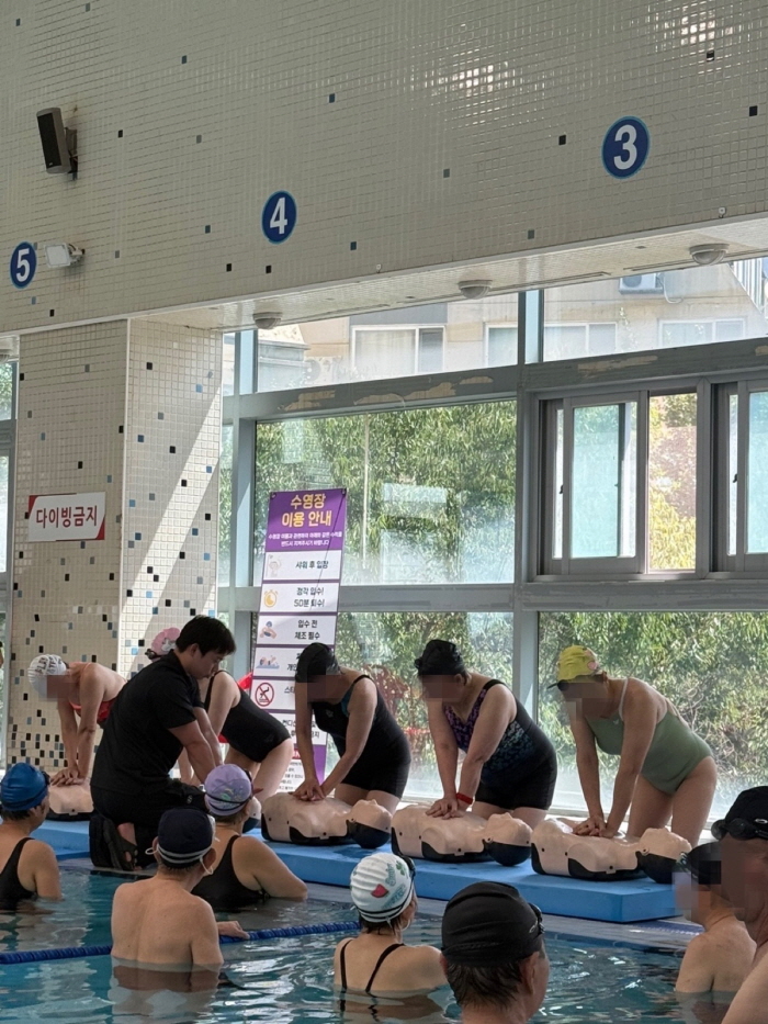 한전아트센터 스포츠클럽, 실버 수영객 대상 심폐소생술 교육 성료! 안전하고 건강한 수영 환경 조성