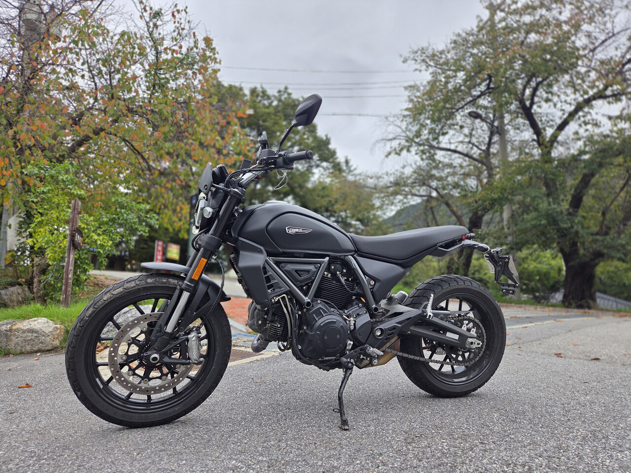 [시승기] "도심과 자연, 가을을 달리는 미들급 감성"...두카티 '스크램블... - 뉴스 썸네일 이미지