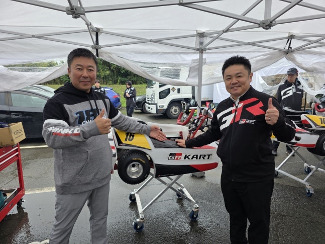 왼쪽부터 이동욱 신코카트글로벌 대표와 다카하시 토모야 토요타 GR 컴퍼니 회장. [사진=신코카트글로벌]