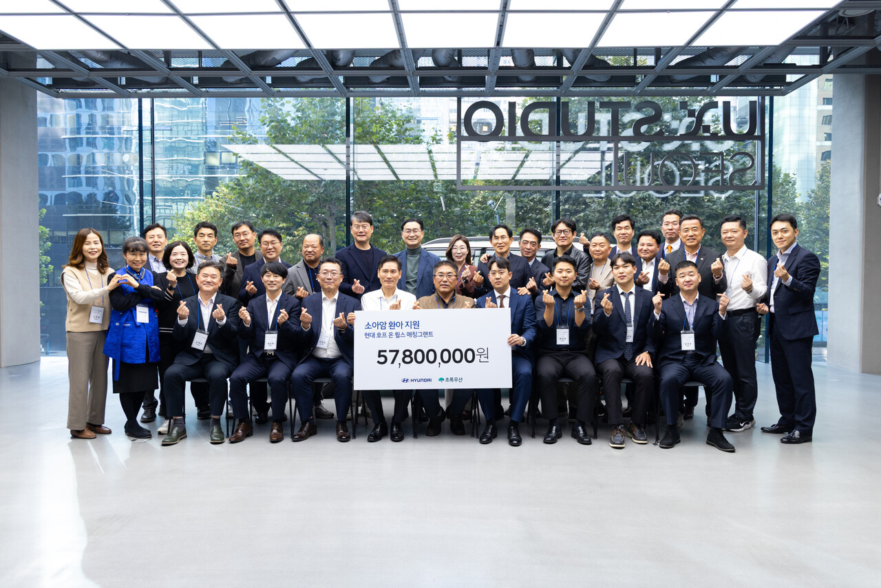 14일(금) 진행된 '현대 호프 온 휠스 매칭그랜트 기부금 전달식'에서 현대차 국내사업지원실장 김경조 상무(뒷줄 여섯 번째), 현대차 국내지원사업부장 윤효준 상무(뒷줄 아홉 번째), 현대차 국내사업본부장 정유석 부사장(뒷줄 열 번째), 초록우산 신정원 본부장(뒷줄 열한 번째)과 후원에 참여한 카마스터들이 기념 촬영을 하고 있는 모습