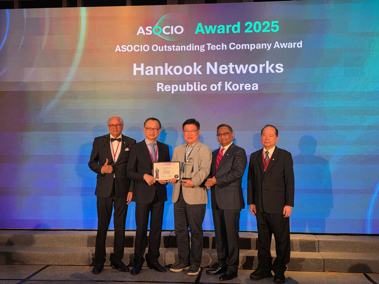 한국네트웍스가 11일 대만 타이베이에서 개최된 ‘ASOCIO 어워드 2025’에서 우수기술기업상을 수상한 가운데, 조영민 한국네트웍스 대표(가운데)가 ASOCIO 주요 관계자들과 기념촬영을 하고 있다.