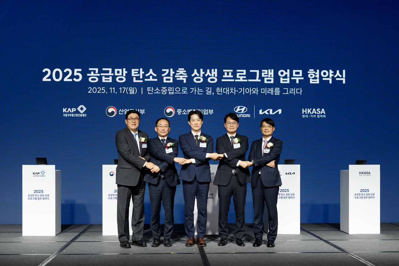 (왼쪽부터) 자동차부품산업진흥재단 안정구 이사장, 산업통상부 박동일 실장, 중소벤처기업부 노용석 차관, 현대차 기아 정준철 부사장, 현대차 기아 협력회 문성준 회장