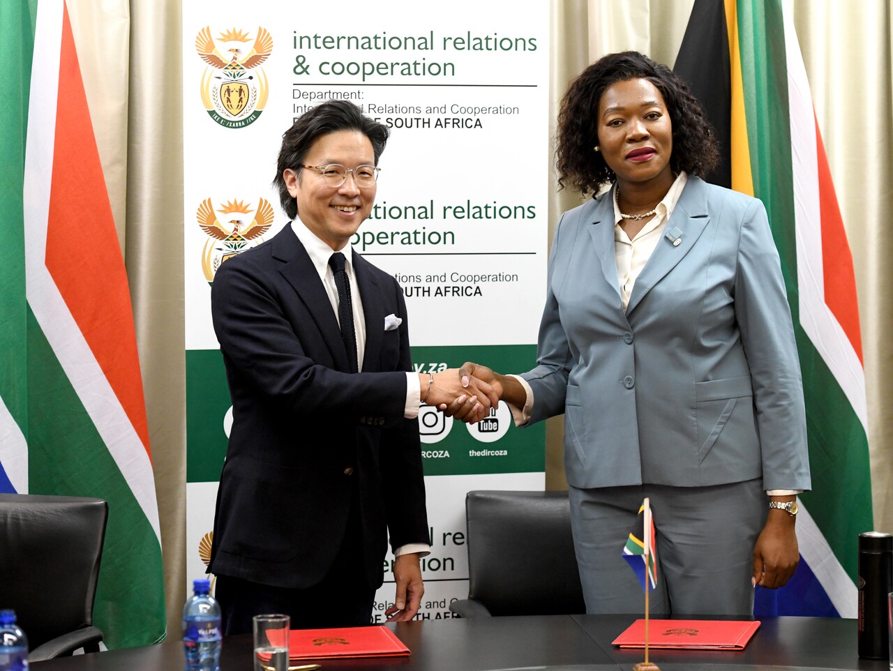 지난 9월 5일 남아프리카공화국 프리토리아 소재 남아공 외교부 청사에서 현대차 GPO 김일범 부사장(사진 왼쪽), 안나 탄디 모라카(Anna Thandi Moraka) 남아공 외교부 차관(사진 오른쪽)이 2025년 G20 요하네스버그 정상회의 공식 차량 지원에 관한 업무협약을 체결한 직후 기념 촬영을 하고 있다.