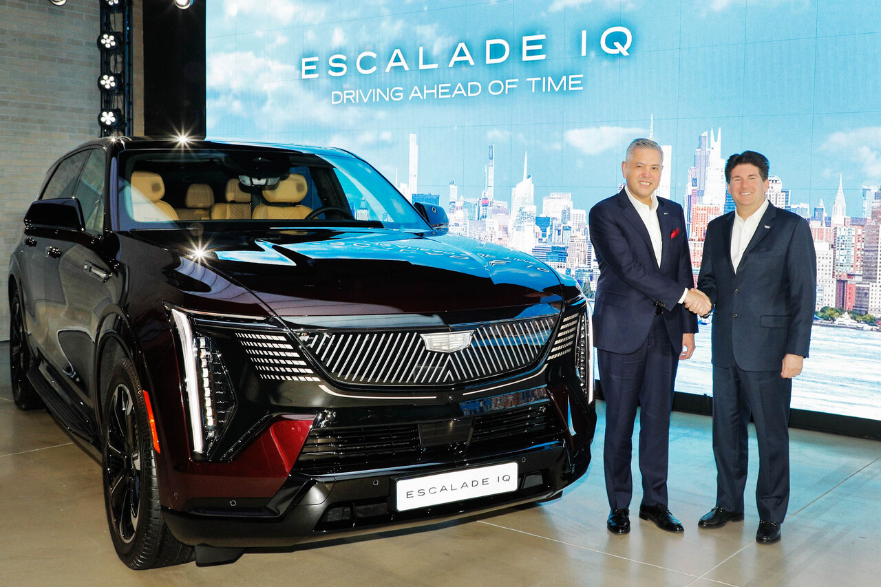 왼쪽부터 GM 한국사업장 사장 헥터 비자레알, 글로벌 캐딜락 부사장 존 로스