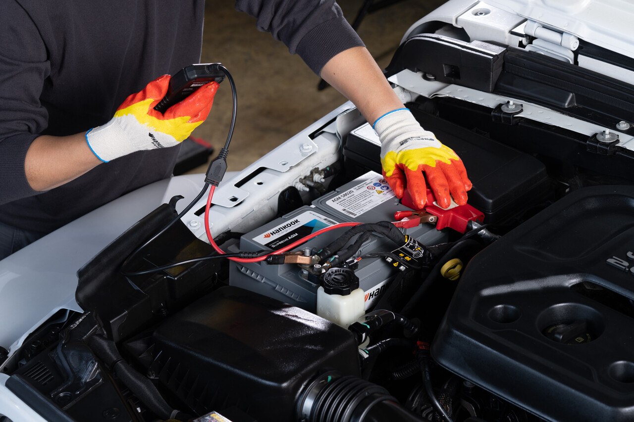 초겨울 추위에 대비해 ‘한국(Hankook)배터리’ AGM 제품의 상태를 점검하는 모습