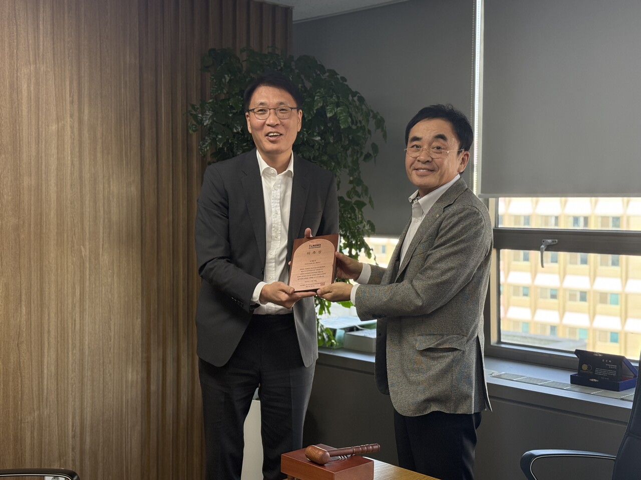 좌)이월무 신임 수석부회장 우) 장영호 한국부동산마케팅협회 회장