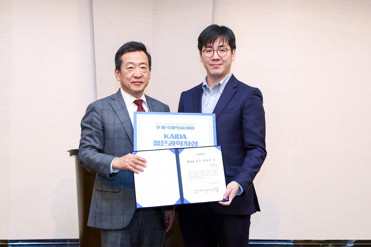(좌) KAIDA 정윤영 부회장 (우) 수상자 가천대학교 기계공학부 이기범 부교수