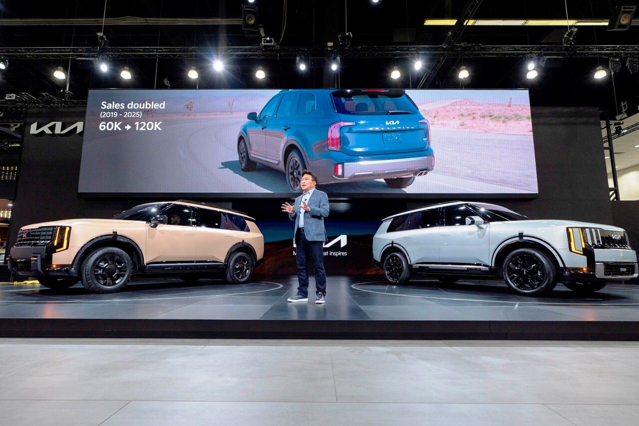 윤승규 기아 북미권역본부장이 신형 텔루라이드에 대해 설명하고 있다. 왼쪽이 신형 텔루라이드 오프로드 특화 모델 X-프로, 오른쪽이 신형 텔루라이드 하이브리드.