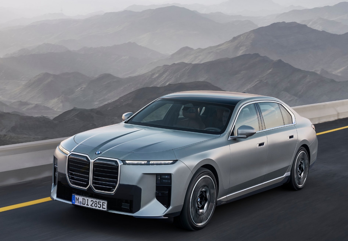 "내연기관 밀어낸 i7"…BMW 플래그십 세단 전략 바꿨다